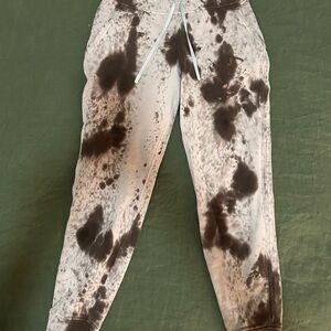 Lululemon joggers. Missing tag in back of pants, second picture shows branding.